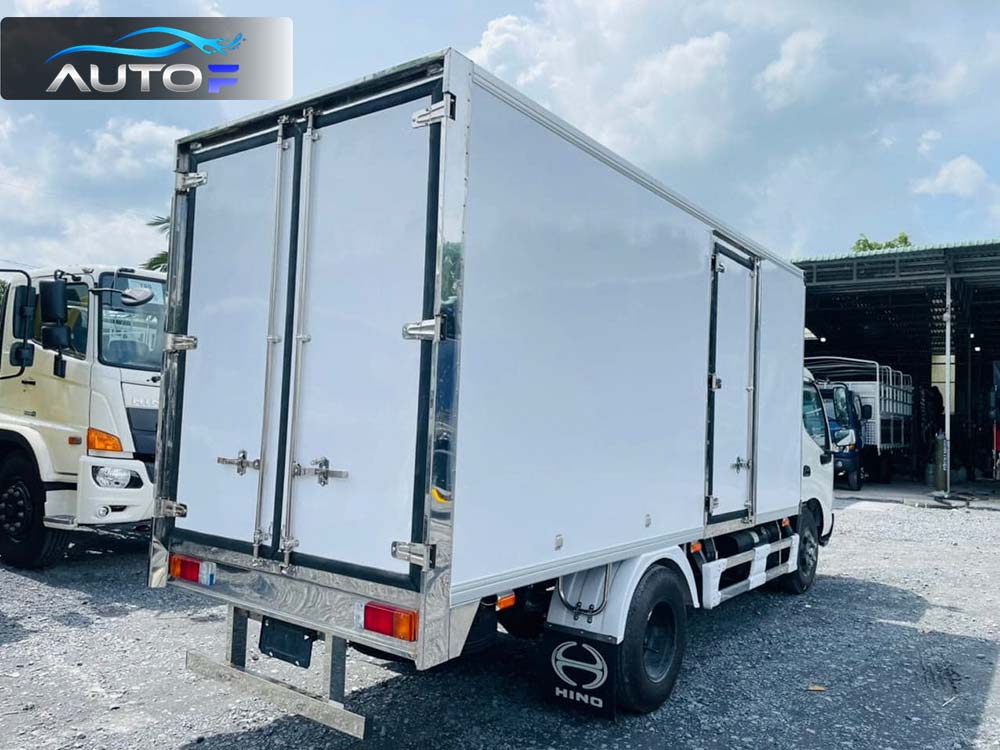 Xe tải Hino XZU342L (3.5t & 5t - 4.5m) thùng kín composite